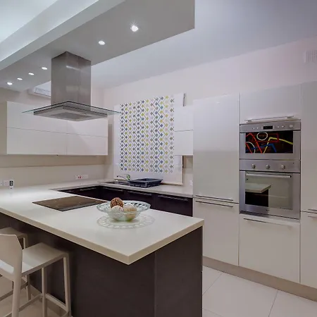 Luxury Apartment, Prime Location In St Julians San Ġiljan